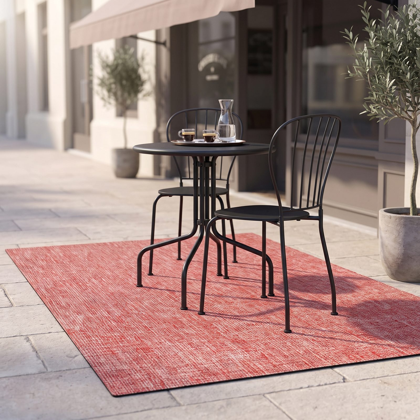Monza — Café-Terrasse, Bistrotisch mit zwei Stühlen auf dem Teppich